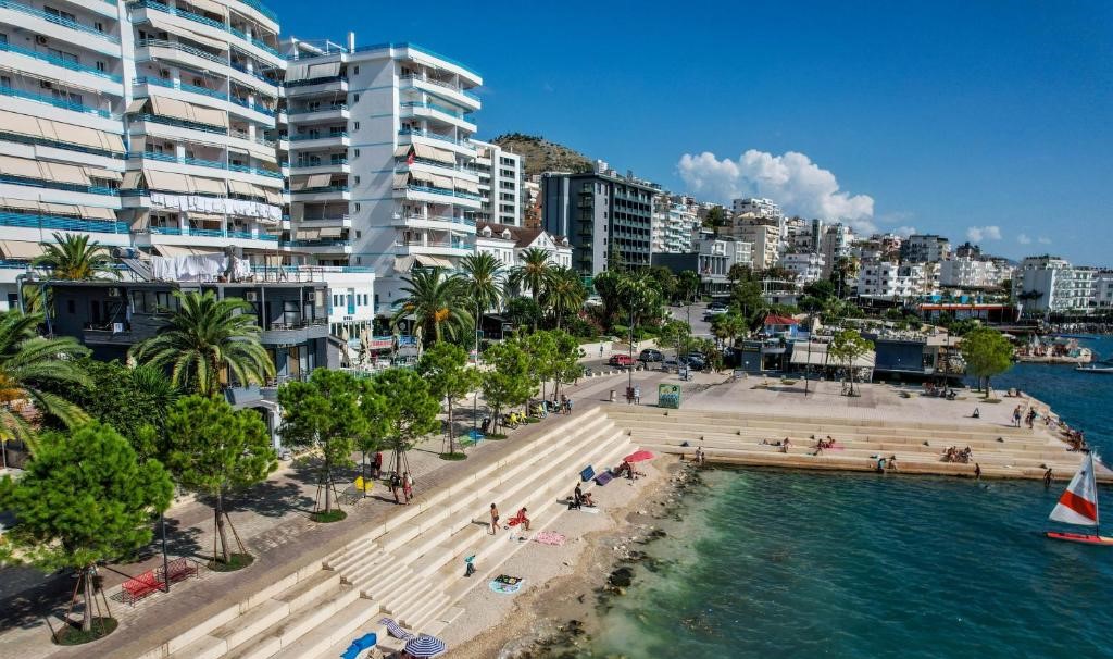 Restorantet ne Sarande dhe Vlore shtrenjtojne cmimet deri ne 33 per qind